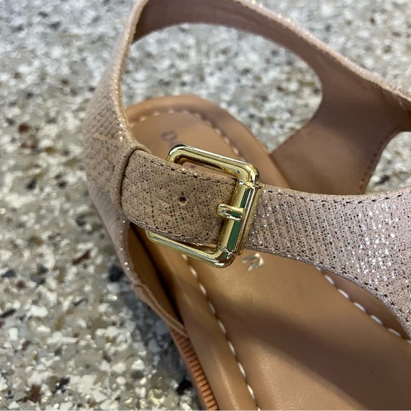 EUC Donald Pliner Dria T-Strap Tan and Gold Sandal (7) - Picture 8 of 12